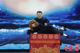岳云鹏性感扮“肉丝” 爆笑演绎《泰坦尼克号》图片