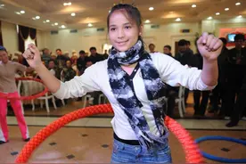 甩呼啦圈真的可以减肥吗 瘦腰收腹效果好图片