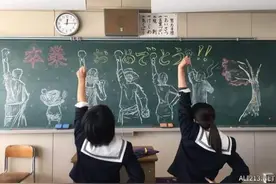 日本毕业典礼黑板画形式各异，大多描绘友情图片