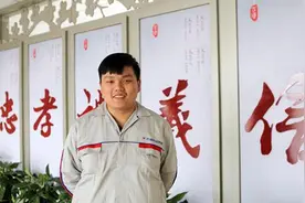 安徽万通新生朱晨上：准大学毕业生学汽修图片