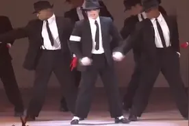 迈克尔·杰克逊的太空舞步帅到窒息，教科书级别的表演，百看不厌图片