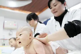 6步让你的宝宝越来越聪明，最新新生儿全身抚触手法