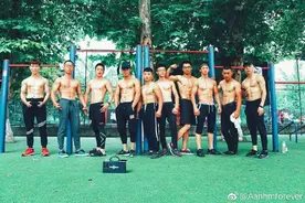 成都大学生街头极限健身 在单杠上“跳舞”秀八块腹肌图片