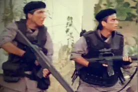 美军特种兵被俘虏，关押在监狱！队友声东击西完爆整个监狱的士兵视频封面
