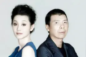 冯小刚前妻近况曝光：被抛弃后一直单身，徐帆不生孩子原因太痛心！