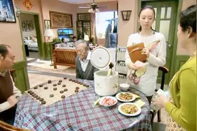 财迷婆婆家里吃饭还要收钱，儿媳怒气拿出一百块说：这回我可以随便吃了吧