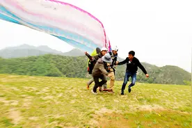 无知小孩挑战高大上的滑翔伞，在空中吓的不轻，之后却开始享受空中的飞行