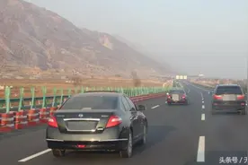 开车时候，这3种变道都是违法的！图片