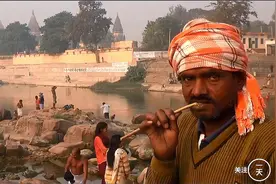 中国人去印度河边，实拍印度阿三用树枝刷牙，刷出一口白牙，拍照还被阿三哥“调戏”视频封面