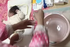 宝宝拉粑粑了，洗屁屁好舒服[爱慕][爱慕][爱慕]视频封面