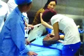 妈妈居然看到孩子头上有血迹，躺在家门口！图片