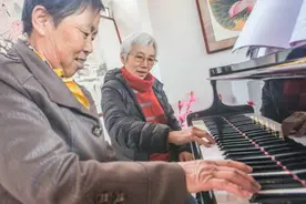 北京山村大妈爱玩钢琴弹《致爱丽丝》不怯场图片