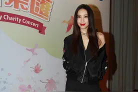 女星爱美惹祸 吴雨霏穿高跟鞋摔倒跪地图片