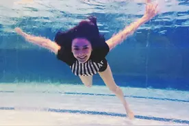 陈意涵化身美人鱼水下狂笑吓坏路人；果然，林允也是美丽的美人鱼图片