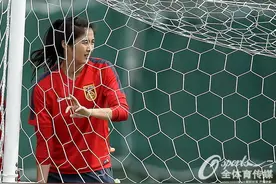 中国女足备战与韩国关键之战 门将赵丽娜美艳动人图片