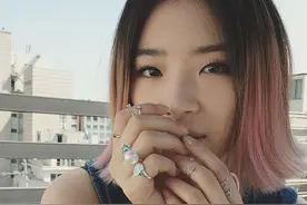 戴上多个大小不同的戒指 让手更显得纤细又有女人味图片