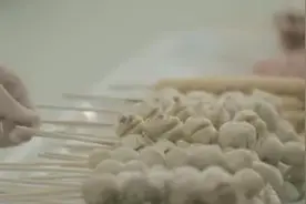 他给不认识的狗狗买了一支肉串，知恩图报的狗狗给了他一个大惊喜图片
