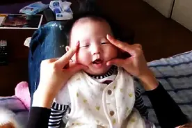 妈妈老是捏宝宝的脸，宝宝生气了，这小表情简直没谁了！图片