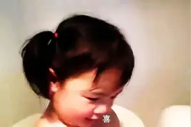 爸爸给宝宝洗澡，妈妈逗宝宝玩，接下来一幕让全家都笑疯了！图片