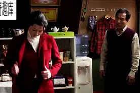 这女人为了孩子补课去老师家，进门就把外套脱了，老师好尴尬图片