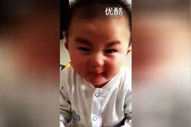 宝宝吃柠檬动作和表情太搞笑了，看的叫人笑的停不下来图片