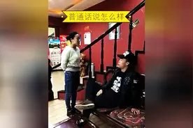 这女孩搞笑。笑的肚子疼。图片