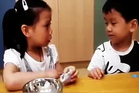 小暖男安慰第一天上幼儿园的小女孩，简直萌爆了！图片