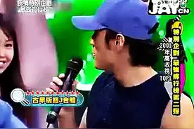 01年周杰伦和蔡依林在综艺节目上的青涩演出，两人面对面好尴尬图片