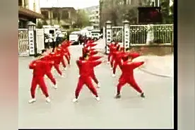 现在开始做第八套广播体操，原地踏步走图片