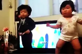 可爱小胖妞跳“洗脑舞”喔~~~独特舞步，萌翻全球图片