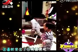 杀气满满 小萝莉唱歌被弟弟打断，仅仅一个眼神弟弟吓呆了！图片