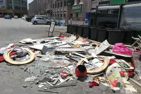 渤海国际：建筑垃圾这样随意倒 煞了风景脏了环境图片