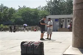 北京西站“黄牛”绕开实名制倒车票图片