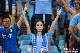 看台女神！足协杯苏宁美女球迷甜美比心图片