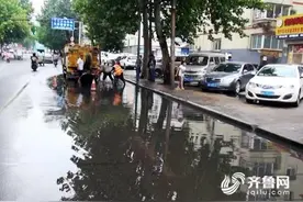 实拍济南“排水工”街头战涝 每天工作超10小时图片