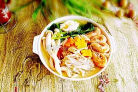 菌菇海鲜火锅鸡蛋面图片