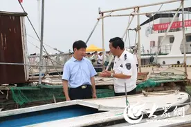 日照严厉打击“三无”船舶 集中销毁违规渔具图片