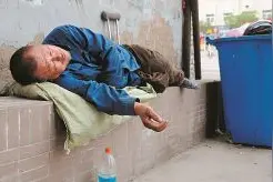 残疾老人坚持拾荒 捐助贫困大学生图片