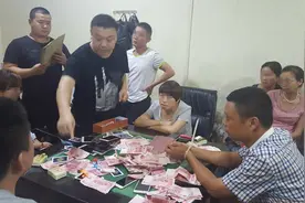 洪山一棋牌室内暗藏地下室，40多名赌徒玩“扯拉克”！图片