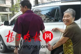 六旬男子手牵九旬老母小区内散步 “牵手照”朋友圈流传图片