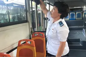 石家庄：公交2路车队中的文明姐妹花图片