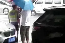 视频│感动！阆中暴雨 热心教师为交警撑伞10分钟图片