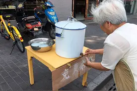 南京六旬老人坚持为路人提供免费茶水，爱心小摊摆了20年图片