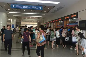 直击上海多家儿科医院暑期就诊：普通感冒扎堆少专科增长显著图片