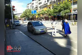 零陵交警“人性化执法”耐心劝导违停车辆图片