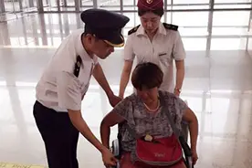 石家庄火车站为行动不便者提供一条龙服务图片