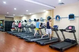 家长去健身房运动别带小孩 因为这些原因图片
