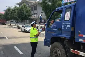 和龙交警蜀黍着新式执勤服亮相金达莱故乡，帅吗？图片