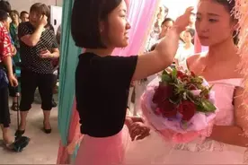 堂兄接军令紧急归队堂妹代替迎亲：“军嫂伟大，军人更伟大”图片