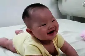 妈妈逗宝宝大笑！太可爱了！图片